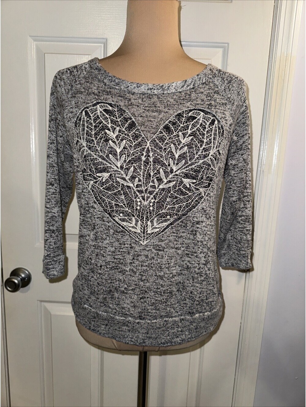 Free Kisses Heathered Gray Sweater Crochet Heart Size Small Super Soft